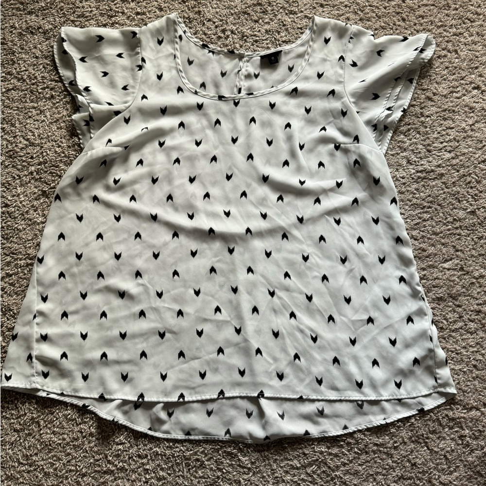Torrid White Black arrow chevron blouse
